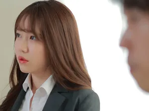 Người chị trưởng thành thật chu đáo. Cô ấy lau mồ hôi cho tôi trong khi cưỡi tôi và yêu cầu tôi không dùng bao cao su.