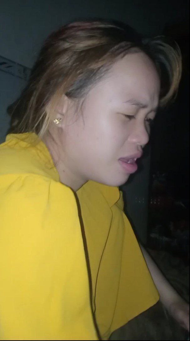 Cho người vợ đi làm thư ký để trả nợ