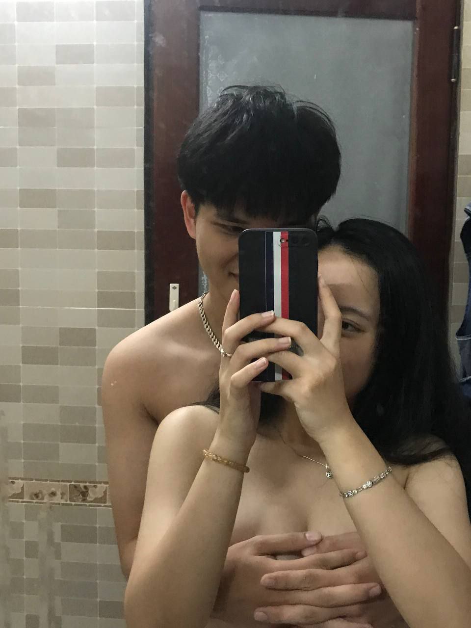 Người thân bị giết, ghệ chạy sang nhà anh hàng xóm làm làm "chuyện ấy"
